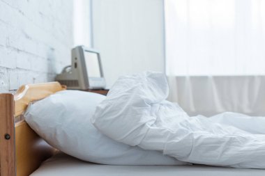 hastane koğuşunda boş yatak ve tıbbi malzeme
