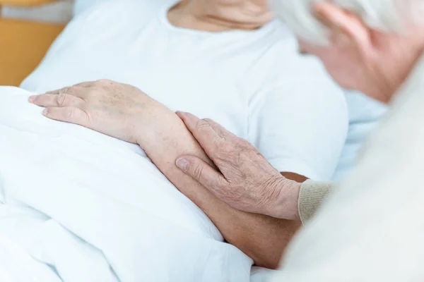 Vista Parziale Della Donna Anziana Malata Con Marito Ospedale — Foto Stock