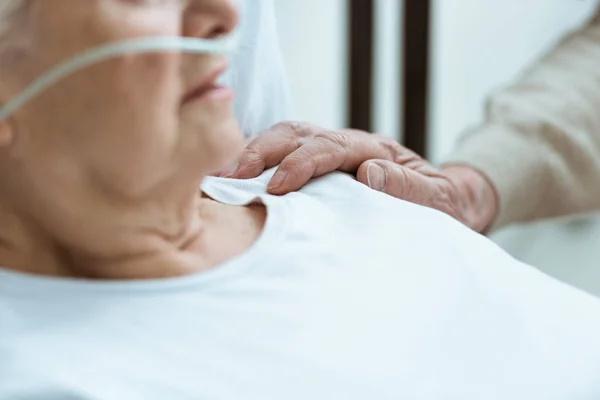 Hastanede Kocası Ile Hasta Yaşlı Kadının Kısmi Görünümü — Ücretsiz Stok Fotoğraf