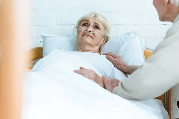 병원에서 아내와 노인의 부분보기 — 스톡 사진