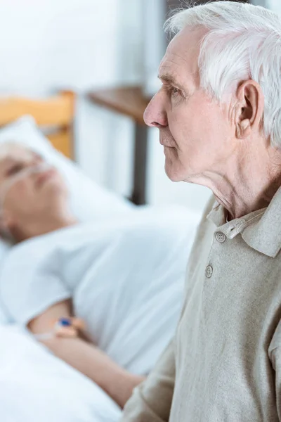 Λυπημένος Ανώτερος Άντρας Και Ηλικιωμένη Γυναίκα Κώμα Στο Νοσοκομείο — Φωτογραφία Αρχείου