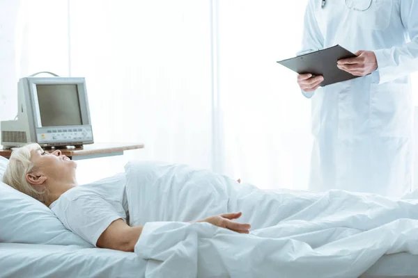 Cropped View Doctor Clipboard Sick Senior Woman Lying Bed — Stock Photo, Image