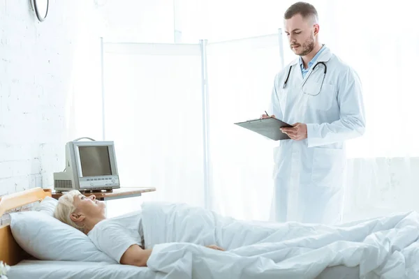 Doctor Clipboard Sick Senior Woman Lying Bed — Stock Photo, Image