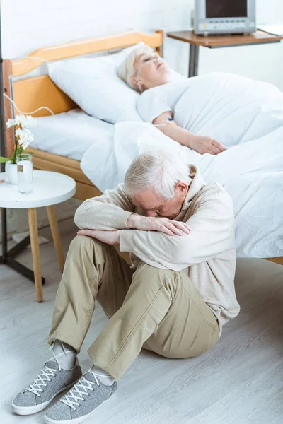 Sad Senior Man Senior Woman Coma Hospital — Stock Photo, Image