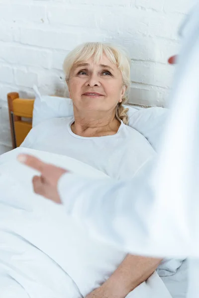 Beyaz Önlüklü Doktor Klinikte Üst Düzey Hastanın Kısmi Görünümü — Stok fotoğraf