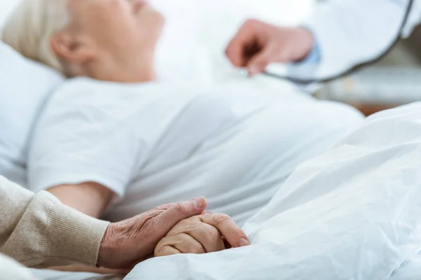 Vista Parziale Del Medico Del Paziente Malato Dell Anziano — Foto Stock