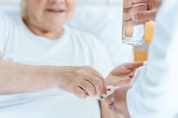 Vista Parcial Del Médico Que Medicamento Vaso Agua Paciente — Foto de Stock