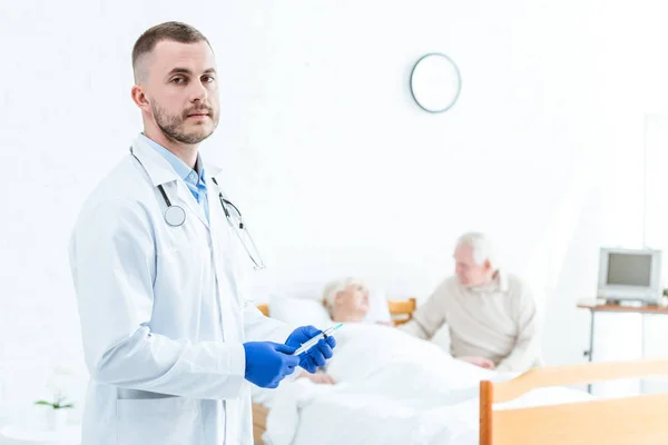 Médico Guantes Látex Que Sostiene Jeringa Paciente Enfermo Hombre Mayor —  Fotos de Stock