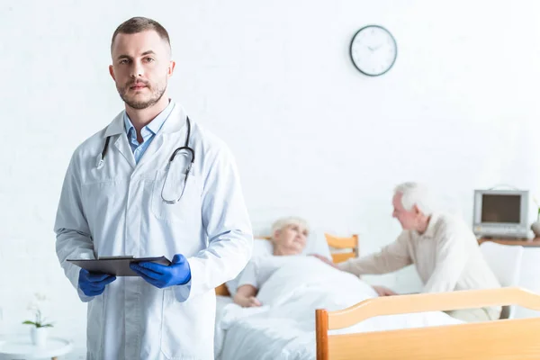 Doctor Holding Clipboard Sick Patient Senior Man Clinic — Stock Photo, Image