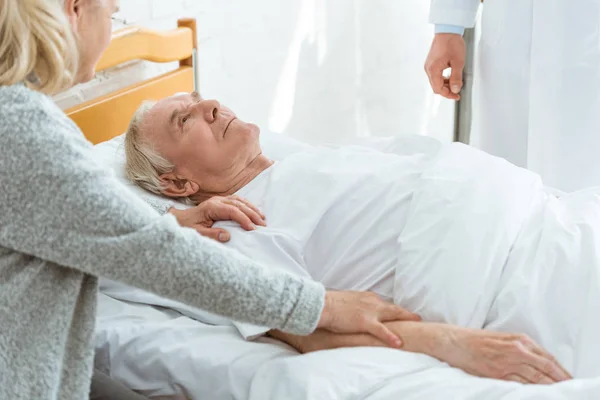 Gedeeltelijke Weergave Van Doctor Zieke Patiënt Senior Vrouw Kliniek — Stockfoto