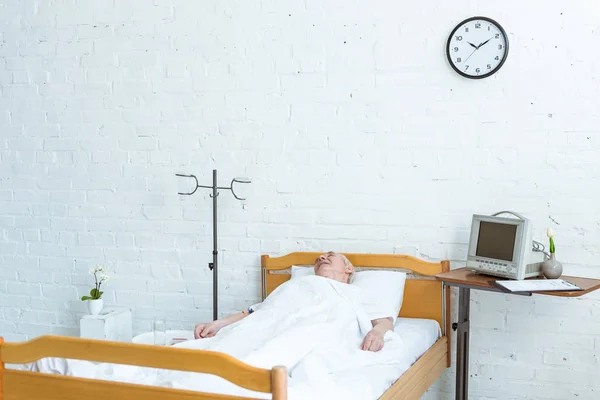 老年病人躺在医院病房的病床上 — 图库照片
