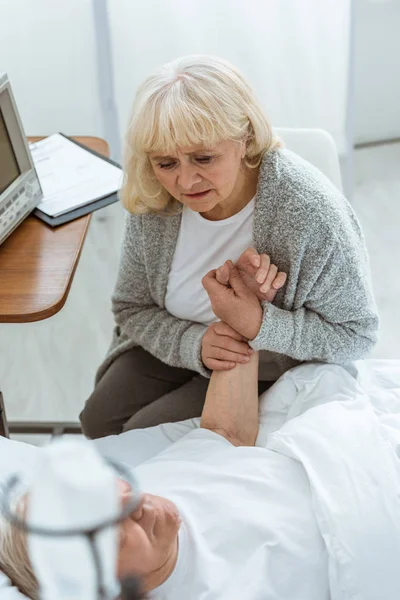 Vedere Deasupra Capului Unei Femei Vârstă Îngrijorată Care Stă Lângă — Fotografie, imagine de stoc