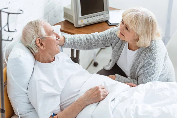 Sad Senior Woman Sick Husband Hospital — Stock Photo, Image