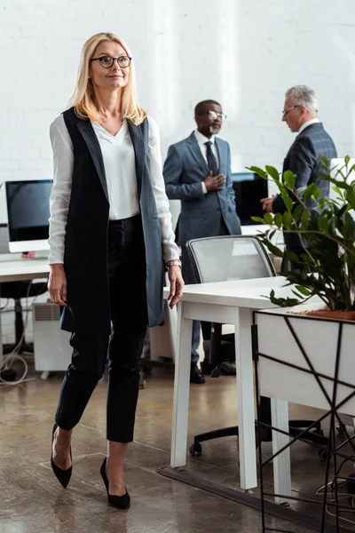 Selective Focus Attractive Blonde Businesswoman Walking Office Multicultural Men — Stock Photo, Image