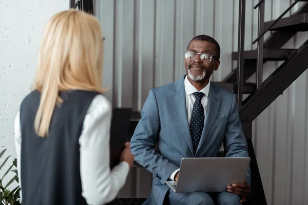 Szelektív Középpontjában Afro Amerikai Férfi Szemüveg Nézi Szőke Használata Közben — Stock Fotó