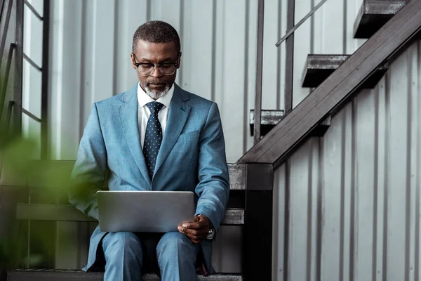 Bonito Afro Americano Homem Óculos Usando Laptop Escritório — Fotografia de Stock