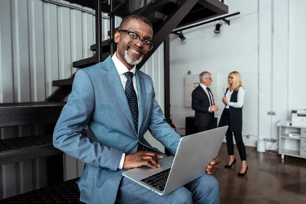 Selective Focus Cheerful African American Businessman Using Laptop Partners — Stock Photo, Image