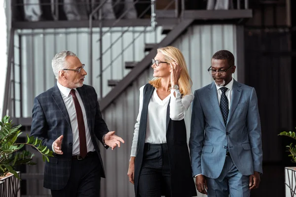 Handsome Businessman Glasses Gesturing While Looking Attractive Woman Smiling African — Stock Photo, Image