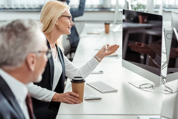 Enfoque Selectivo Mujer Negocios Rubia Gafas Gestos Mientras Mira Monitor —  Fotos de Stock