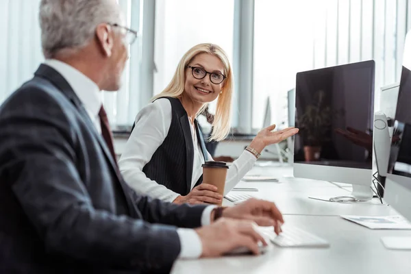 Enfoque Selectivo Mujer Negocios Rubia Gafas Gestos Mientras Mira Compañero — Foto de Stock