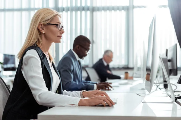 Selective Focus Concentrated Blonde Businesswoman Working Multicultural Coworkers — Stock Photo, Image