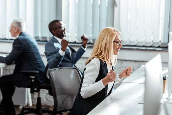 Enfoque Selectivo Mujer Rubia Alegre Celebrando Cerca Compañeros Trabajo Multiculturales — Foto de Stock