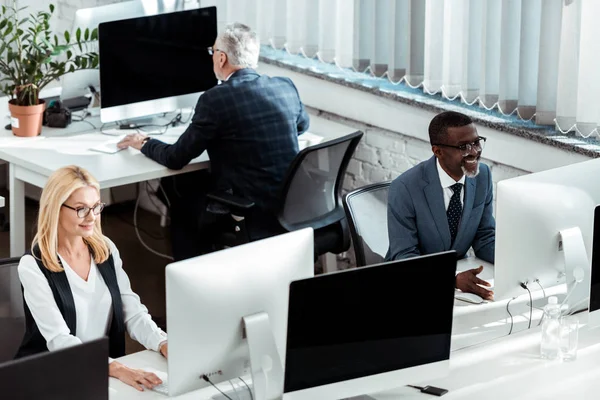 Bovenaanzicht Van Knappe Afro Amerikaanse Zakenman Glazen Die Office Buurt — Stockfoto