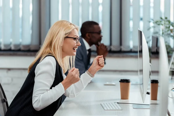 Selectieve Focus Van Gelukkige Blonde Vrouw Viert Triomf Buurt Van — Stockfoto