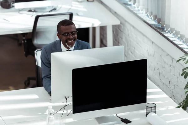 Visão Aérea Feliz Empresário Afro Americano Olhando Para Monitor Computador — Fotografia de Stock