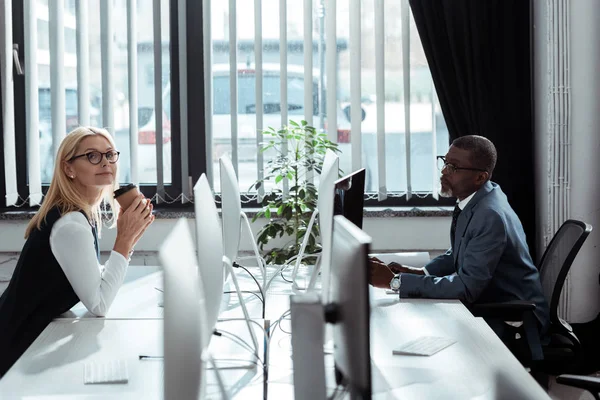 Selektiv Fokus Attraktiv Blond Kvinna Med Papper Kopp Nära Afrikansk — Stockfoto