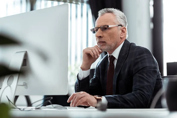 Enfoque Selectivo Hombre Negocios Gafas Mirando Monitor Ordenador — Foto de Stock