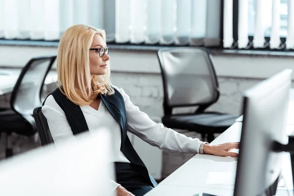 Επιλεκτική Εστίαση Της Ξανθιά Επιχειρηματίας Γυαλιά Που Κάθονται Στο Γραφείο — Φωτογραφία Αρχείου