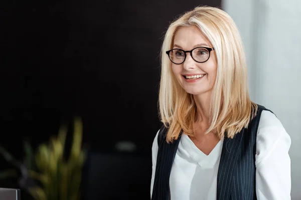 Glückliche Blonde Und Attraktive Geschäftsfrau Mit Brille Die Büro Lächelt — Stockfoto