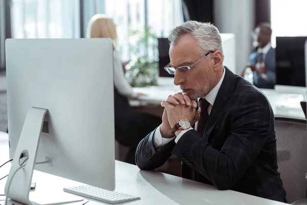Selective Focus Pensive Mature Businessman Glasses Sitting Computer Monitor Multicultural — Stock Photo, Image