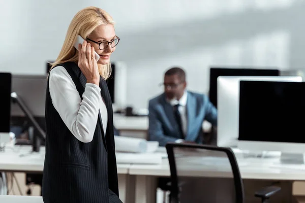 Enfoque Selectivo Mujer Negocios Feliz Hablando Teléfono Inteligente Cerca Hombre — Foto de Stock