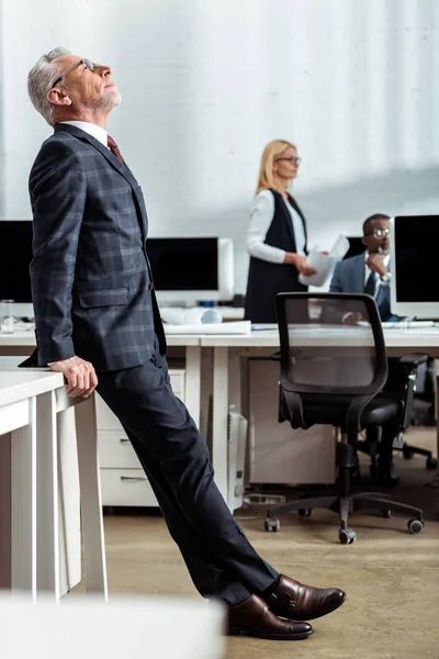 Selectieve Focus Van Knappe Zakenman Glazen Staande Met Gesloten Ogen — Stockfoto