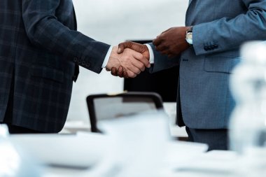 ofis ortağı ile el sıkışma Afrikalı Amerikalı işadamı kırpılmış görünümü 