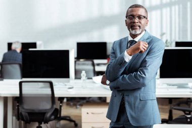 gözlük ve resmi giyim ofis ayakta Afrikalı Amerikalı işadamı seçici odak 