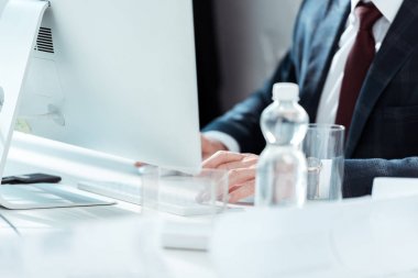 modern ofiste çalışan işadamının kırpılmış görünümü 