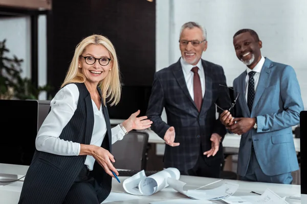 Selective Focus Excited Businesswoman Gesturing Multicultural Businessmen Office — Stock Photo, Image