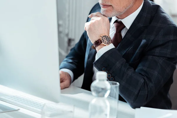 Vista Recortada Hombre Negocios Traje Trabajo Oficina Moderna — Foto de Stock