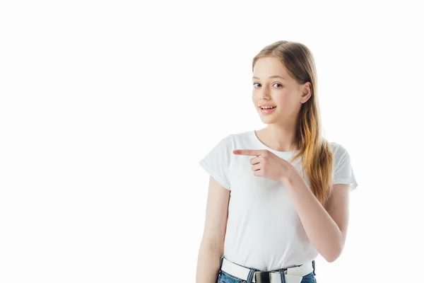 Χαμογελαστός Έφηβος Κορίτσι Δείχνοντας Δάχτυλό Μακριά Απομονωμένο Λευκό — Φωτογραφία Αρχείου