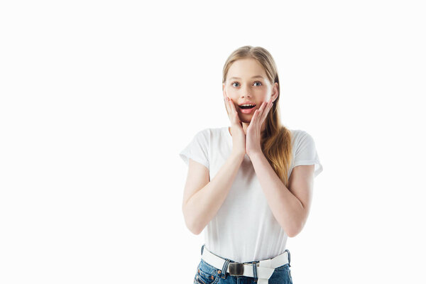 взволнованная шокированная девочка-подросток с руками на лице изолированы на белом
