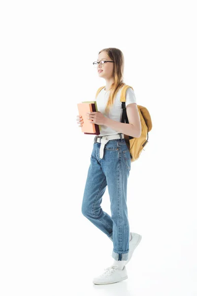 微笑的女学生与背包拿着书和走孤立的白色 — 图库照片