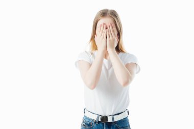 beyaz üzerinde izole elleri ile yüz kapsayan genç kız