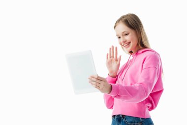 Dijital tablet ve beyaz üzerinde izole el sallayarak video sohbet sahip gülümseyen genç kız düşük açı görünümü
