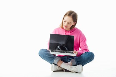 gülümseyen genç kız beyaz, açıklayıcı editoryal üzerinde boş ekran izole laptop tutan