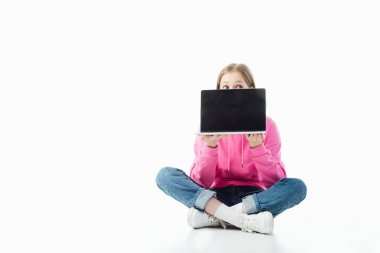 Lotus belirsiz yüzü ile genç kız beyaz üzerinde izole boş ekran ile Laptop tutan poz, açıklayıcı editoryal