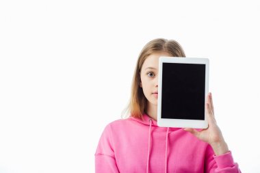 beyaz üzerinde izole yüz önünde boş ekran ile dijital tablet tutan genç kız