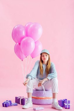 pembe hediyeler yakın balonlar ile dekoratif acıbadem kurabiyesi oturan kap içinde genç kız